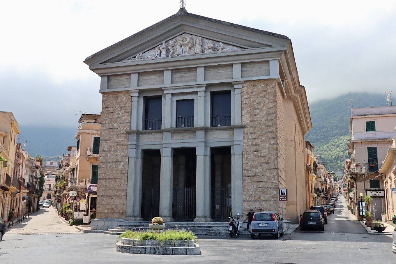 Scilla - Chiesa di San Rocco dalla piazza del belvedere